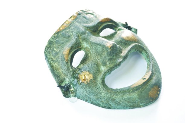 铁质人脸面具微笑，白色背景上有泪滴图片下载