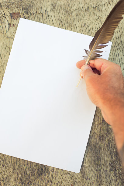 一支羽毛笔和一张纸图片下载