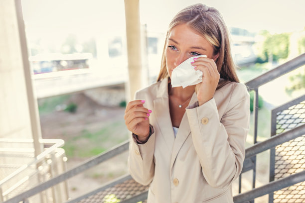 恶心的女人揉揉眼睛。图片下载