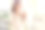 白种人过敏年轻女子白天站在户外挠眼睛发痒。户外拍摄不满意的女性感到过敏，拿着白色组织。过敏流感病毒的概念图片下载