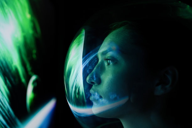 太空女宇航员在行星轨道上图片下载