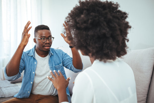 抑郁的丈夫与妻子吵架，有严重的关系沟通问题。图片下载