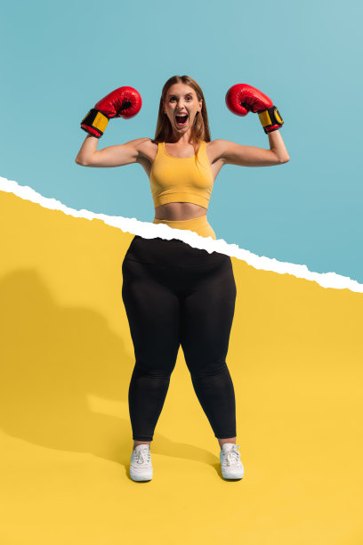 创意艺术拼贴与年轻苗条的女孩和大尺码的女人穿着运动制服孤立在蓝色黄色的背景。减肥、健身、健康饮食、动力理念。图片下载