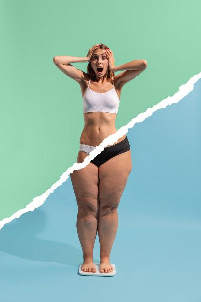 年轻苗条震惊的女孩与身体大码的女人孤立在蓝绿色的背景。减肥、健身、健康饮食、动力理念。图片下载