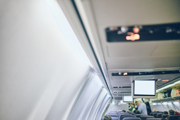 裁剪飞机屏幕图像的娱乐设备，为乘客服务。与飞机飞行。旅行的概念。图片下载