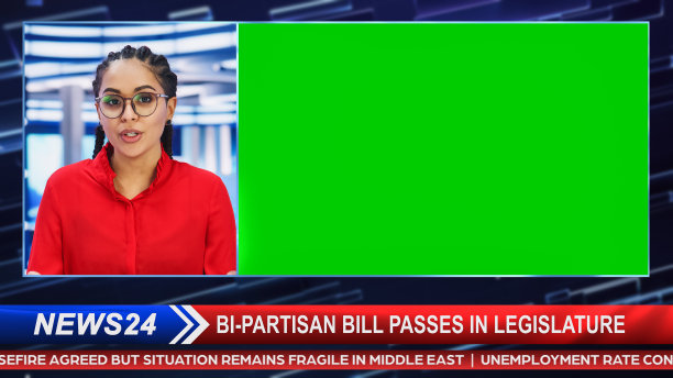 分屏电视新闻直播:主播谈话、报道。报告文学编辑与图片中的图片绿屏。并排色度键显示。有线频道电视节目概念。图片下载