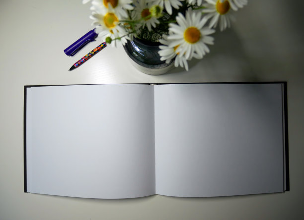 用于绘图和书写的记事本。图片下载