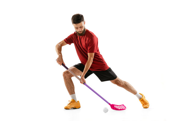 地板球男球员与地板球棒训练孤立在白色演播室背景。运动，动作和运动，运动，健康的生活方式图片下载