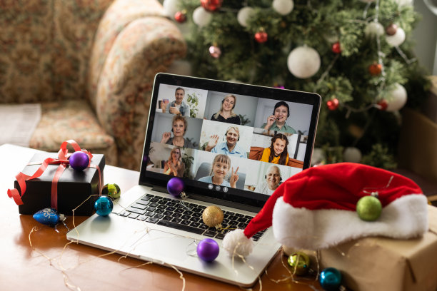家庭视频电话与孩子呈现礼物通过远程聊天笔记本电脑屏幕在圣诞快乐桌子节日背景。圣诞在线虚拟家庭聚会庆祝，新年快乐视频电话图片下载