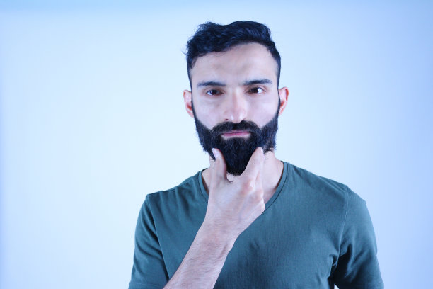 看镜头的男人图片下载