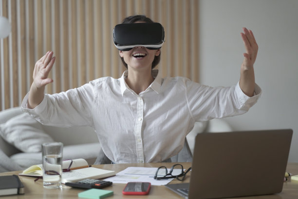 兴奋的欧洲女商人在工作中测试VR眼镜图片下载