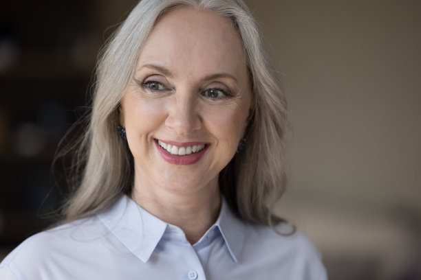 近景有吸引力的中年妇女肖像图片下载