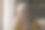 幸福的中年女性放松在沙发上看着镜头图片下载