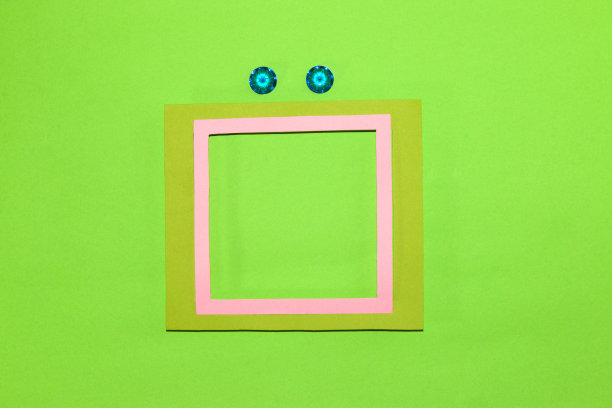 绿色的背景与绿粉色的框架和两个蓝色的眼睛上方的框架，创意艺术现代设计，最小的概念图片下载