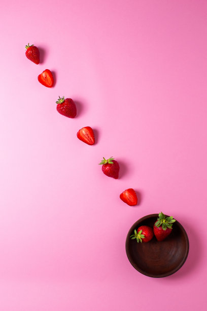 凉爽的草莓爬进盘子里图片下载