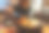 年轻的亚洲女子在餐厅吃烧烤。韩式烧烤或日式烧肉。特写镜头图片下载