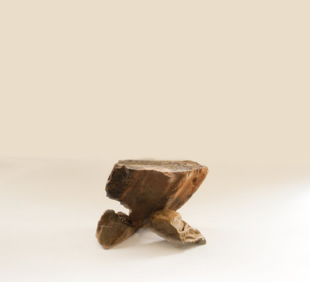 模型展示架，化妆品，广告和天然产品，褐石基座场景的3D白色背景。广告展示、产品展示、横幅、化妆品概念图片下载