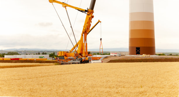 用起重机建造和组装建筑型风力发电机。在德国Wörrstadt的风电场，农田正在施工。图片下载