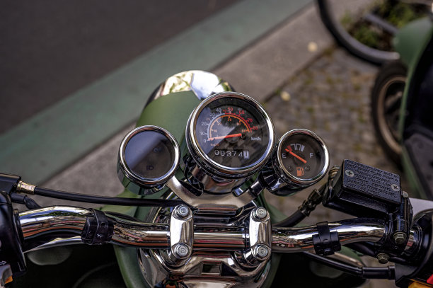 摩托车上镀铬的乐器。图片下载