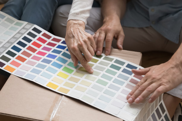 双手成熟的夫妇选择墙壁装饰颜色图片下载