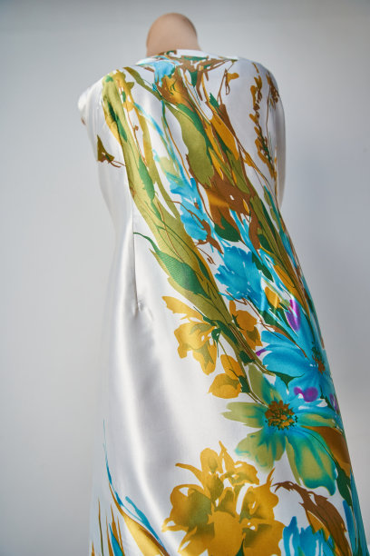 时装设计。手工制作的白色缎面面料礼服。图片下载