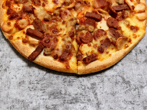 披萨配马苏里拉芝士、香肠、蘑菇和牛肉，灰色背景。图片下载