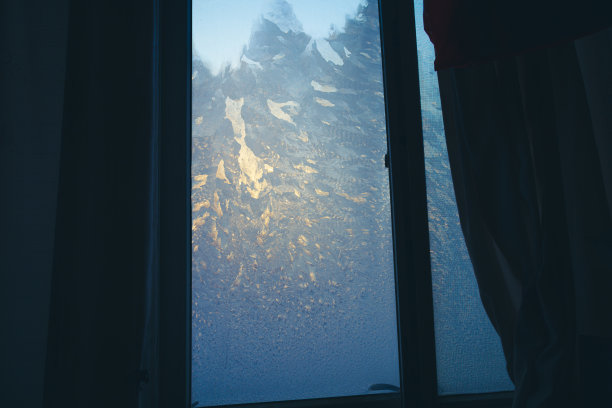 窗户上的霜纹图片下载