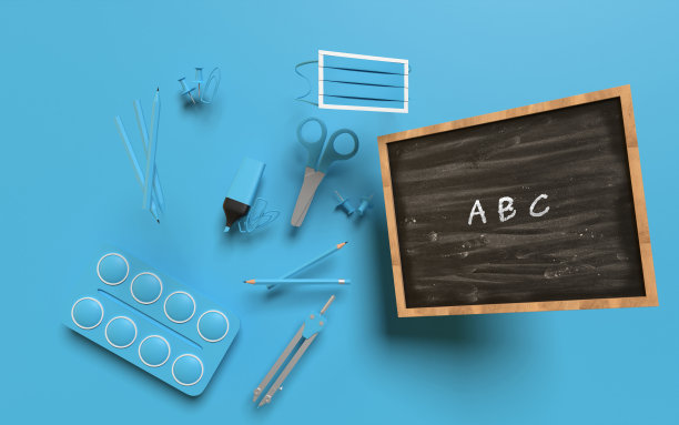 回到学校ABC字母概念与蓝色学校设备的一面黑板在蓝色的背景图片下载