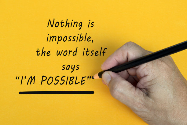 文字写在黄色的背景。经营理念。图片下载