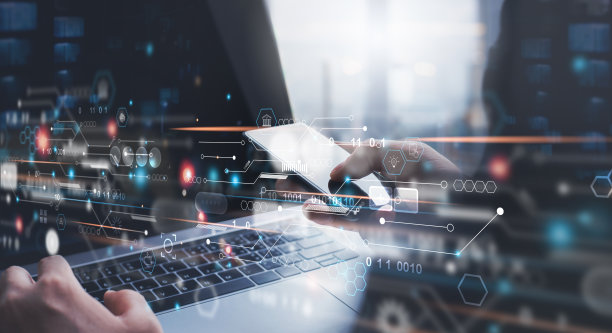 数字技术、软件开发、数据交换、物联网概念。人在虚拟屏幕上使用带有电路板的手机和笔记本电脑图片下载