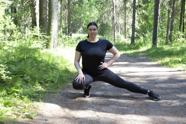 一个胖女人绕着公园跑。图片下载