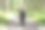 一个胖女人绕着公园跑。图片下载