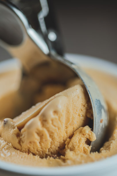 制作冰淇淋球的微距摄影图片下载