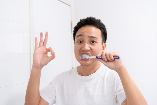 早上刷牙的男人。图片下载