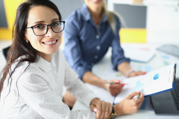 微笑美丽的秘书在办公室图片下载