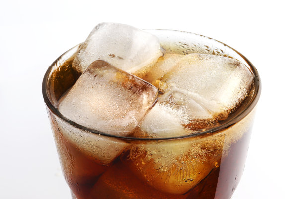 一杯可乐，白底加冰图片下载