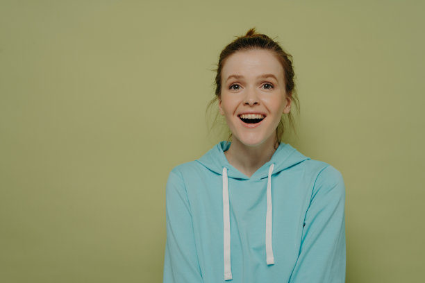 惊讶的少女与wow的表情和张大嘴巴从惊讶图片下载