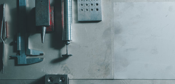 金匠在金属背景上的设备和工具。Copyspace图片下载