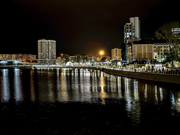 车里雅宾斯克市米亚斯河的夜岸图片下载