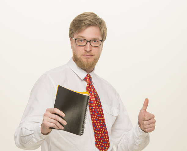 一个年轻的商人的肖像，教师，经理，专业的男人在一个白色的背景上孤立图片下载