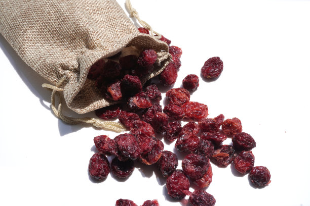 多汁的干蔓越莓白底特写图片下载