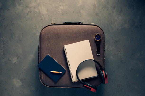 旅行物品设置和行李箱地板背景纹理。旅行袋以商品为概念构思图片下载