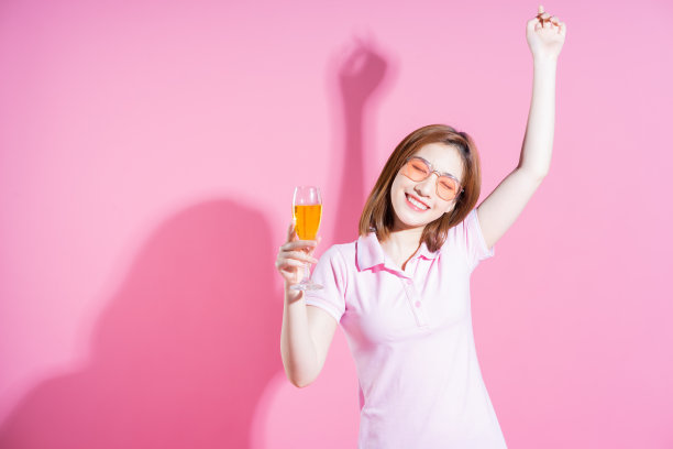 年轻的亚洲女孩的照片摆在粉红色的背景图片下载