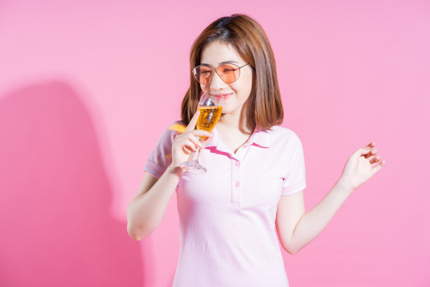 年轻的亚洲女孩的照片摆在粉红色的背景图片下载