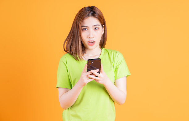 年轻的亚洲女孩使用智能手机的背景照片图片下载