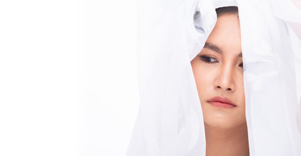 露出美丽微笑的亚洲、阿拉伯、印度混血健康肤色女人半身像图片下载