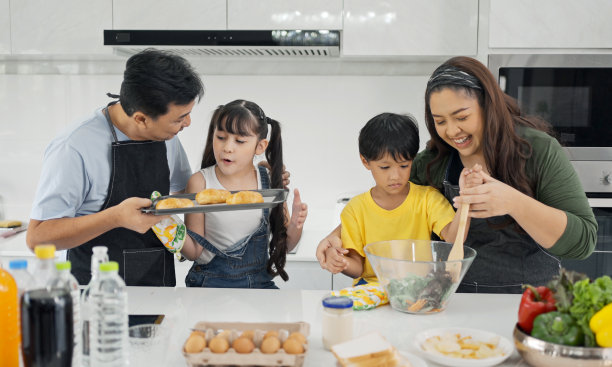 幸福的亚洲家庭喜欢在家里的厨房里玩耍和烹饪。图片下载