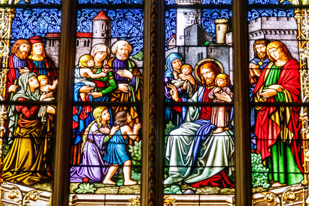 瑞士日内瓦圣彼得大教堂的彩色玻璃窗图片下载
