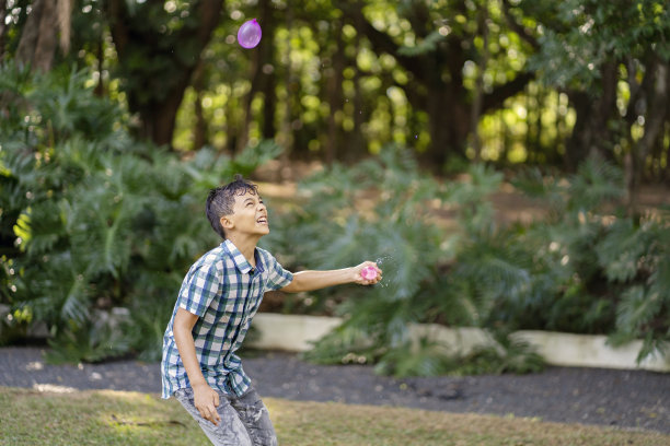 男孩们在他们的院子里玩水战图片下载