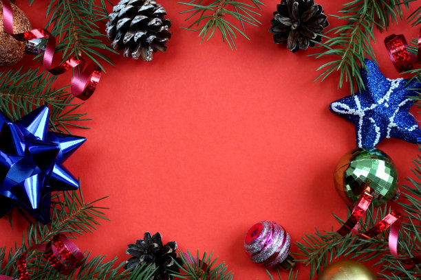 圣诞背景与圣诞装饰和鲜花在红色的背景。图片下载
